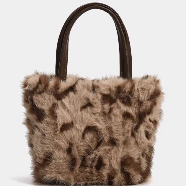 Leopard print plush mini tote bag, women's new autumn/winter style, fluffy handbag, commuter shoulder bag.